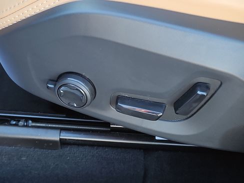 Certified 2024 Volvo XC60 B5 Ultimate w/ Protection Package Premier image 25