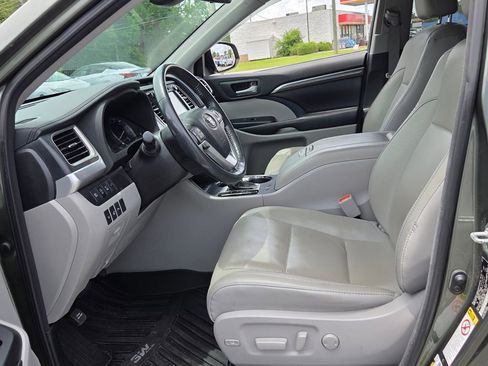 Used 2018 Toyota Highlander Limited Platinum FWD image 3