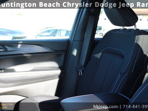 Used 2025 Jeep Grand Cherokee Laredo X image 31