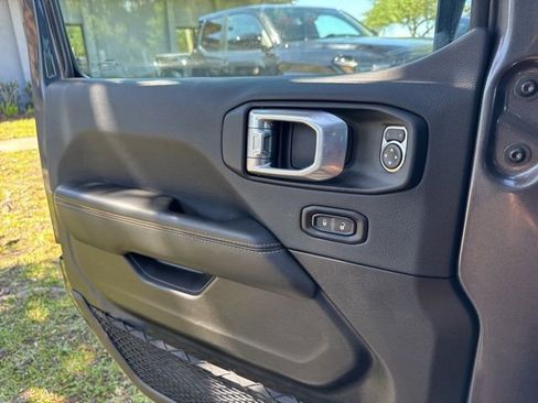 Used 2025 Jeep Wrangler Unlimited Sahara AWD/4WD image 29