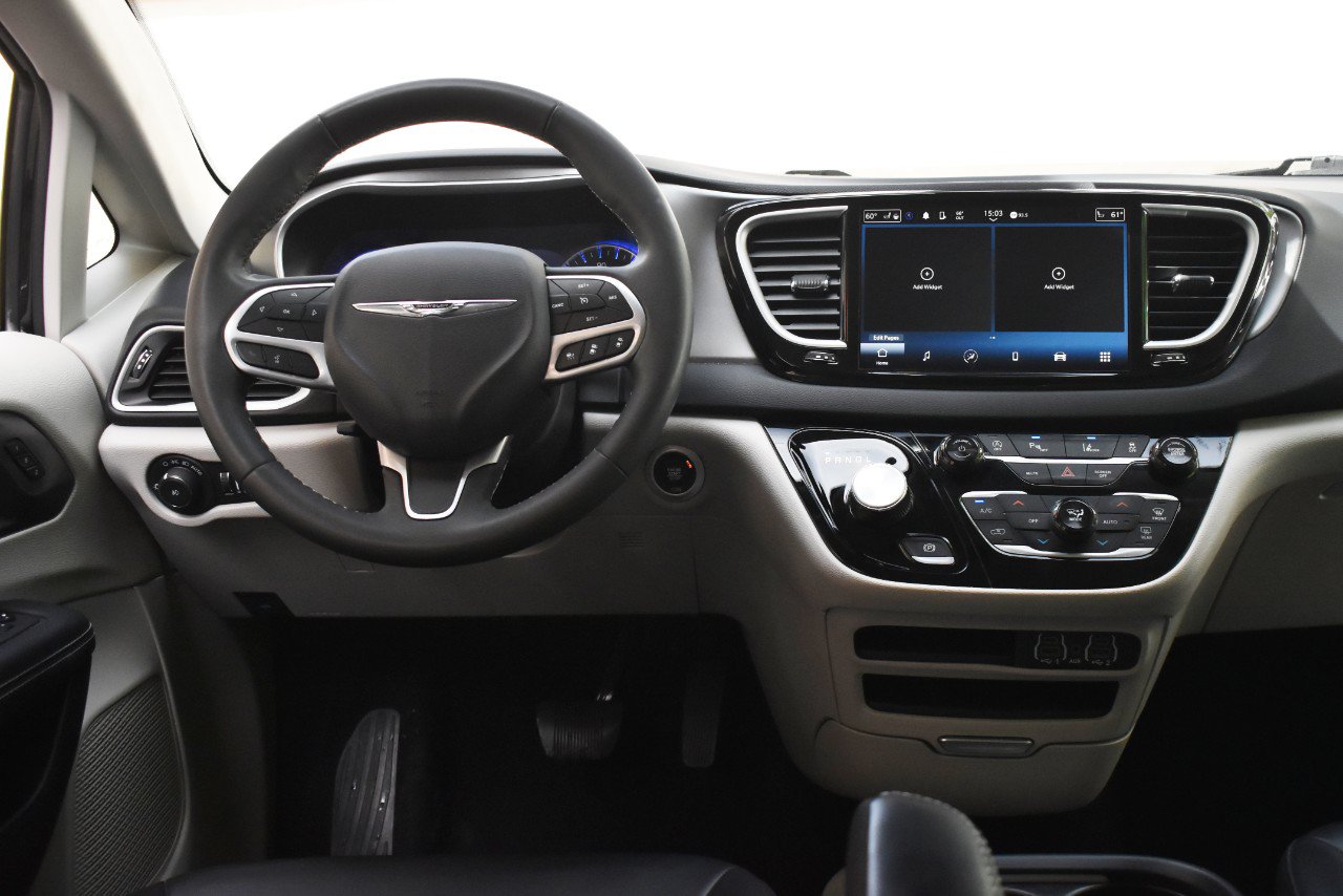 Used 2024 Chrysler Pacifica Touring-L FWD image 44