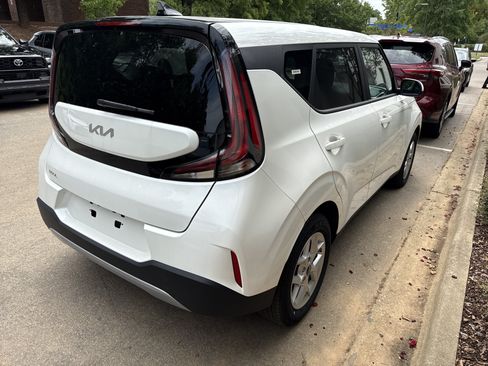 Used 2025 Kia Soul LX w/ LX Technology Package FWD image 8