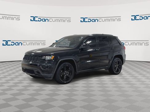 Used 2018 Jeep Grand Cherokee Laredo AWD/4WD image 4