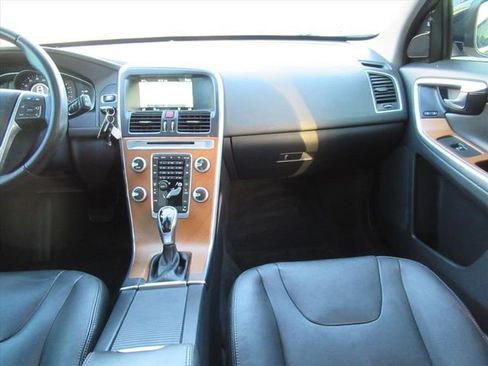 Used 2017 Volvo XC60 T5 Inscription image 13