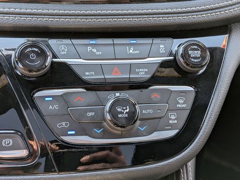 Used 2025 Chrysler Pacifica Limited image 25