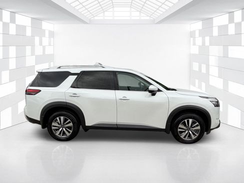 Used 2025 Nissan Pathfinder SL FWD image 8