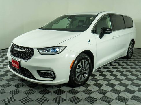 Used 2024 Chrysler Pacifica Limited FWD image 3