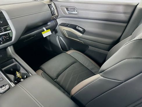 New 2025 Nissan Pathfinder Platinum image 32