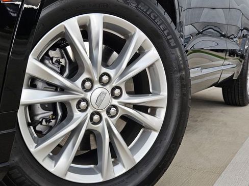 New 2025 Cadillac XT6 Luxury image 8