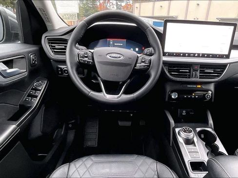 Used 2023 Ford Escape SE w/ PHEV Premium Package image 8