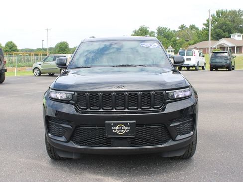 Used 2024 Jeep Grand Cherokee Altitude AWD/4WD image 3