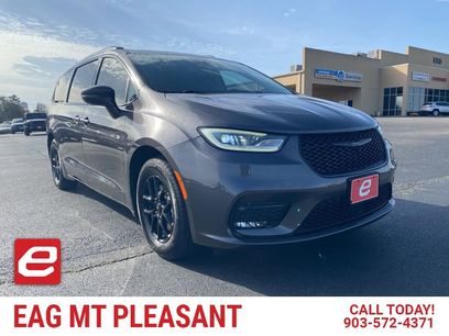 Used 2021 Chrysler Pacifica Touring-L w/ Uconnect Theater Family Group