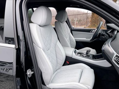 Used 2023 BMW X5 xDrive40i w/ Premium Package image 9