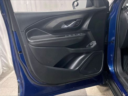 Used 2023 GMC Terrain SLE w/ Driver Convenience Package image 9