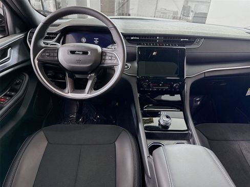 New 2025 Jeep Grand Cherokee Altitude image 2