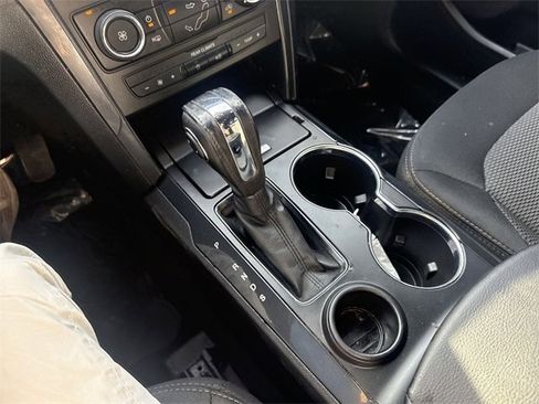Used 2018 Ford Explorer XLT image 19