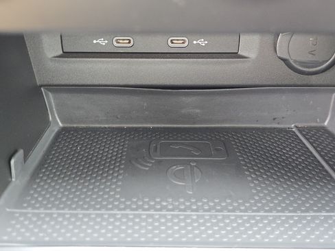 Used 2022 Volkswagen Taos SE FWD image 13