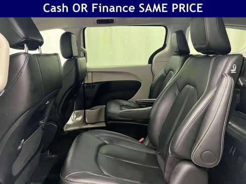 Used 2024 Chrysler Pacifica Limited FWD image 13