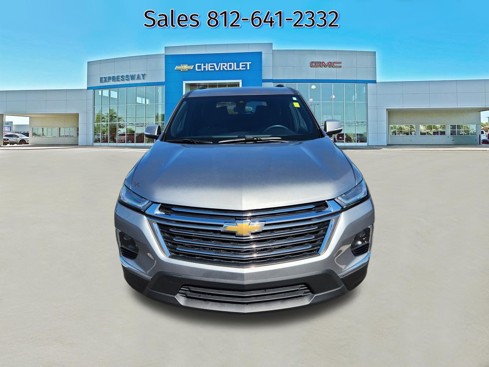 Used 2023 Chevrolet Traverse LT FWD image 2
