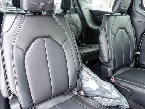 New 2026 Chrysler Pacifica Select image 9