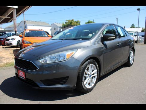 Used 2015 Ford Focus SE FWD image 1