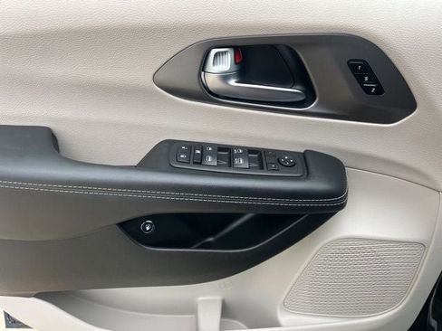 Used 2023 Chrysler Pacifica Touring-L FWD image 39