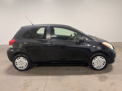 Used 2010 Toyota Yaris 2-Door Hatchback image 2