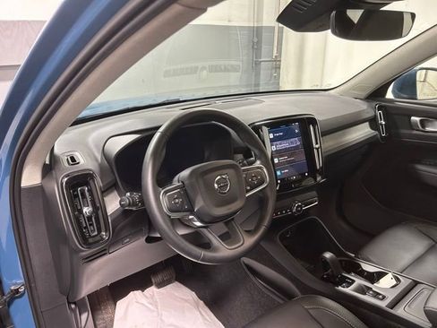 Used 2025 Volvo XC40 B5 Core image 11