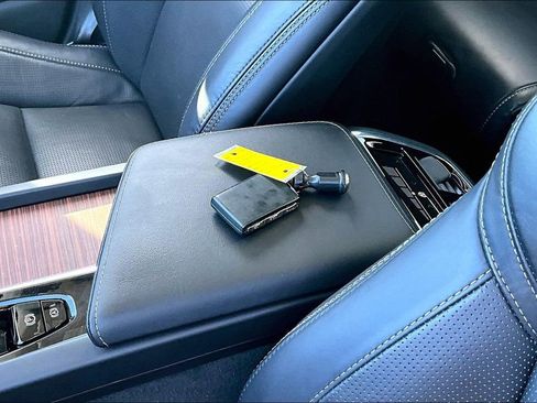 Certified 2023 Volvo XC60 B5 Ultimate image 14