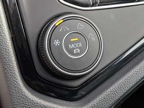 Certified 2025 Volkswagen Taos SE w/ Panoramic Sunroof Package image 25