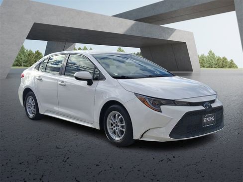 Used 2022 Toyota Corolla LE image 3
