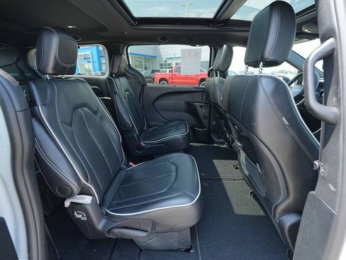 Used 2025 Chrysler Pacifica Limited FWD image 23