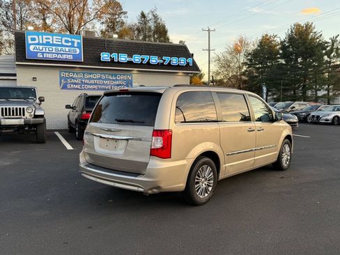 Used 2014 Chrysler Town & Country Touring-L w/ Driver Convenience Group image 8