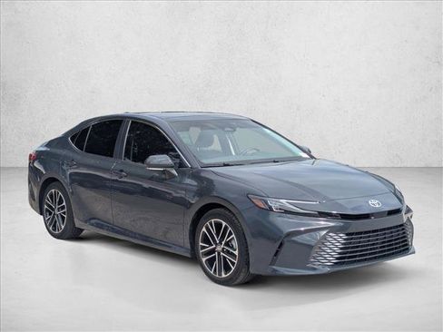 Used 2025 Toyota Camry XLE FWD image 3