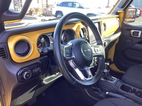 Used 2020 Jeep Wrangler Unlimited Sahara w/ Uconnect 4C Nav & Sound Group image 11