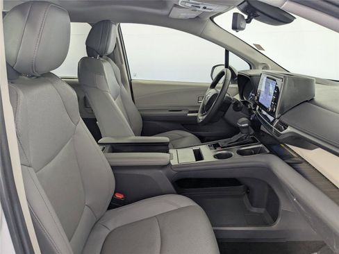 Used 2024 Toyota Sienna Limited image 44