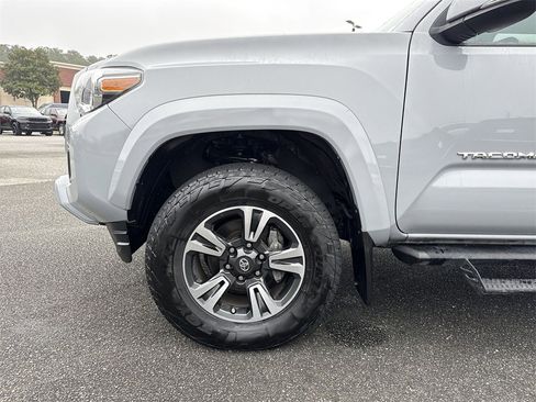 Used 2019 Toyota Tacoma TRD Sport image 10