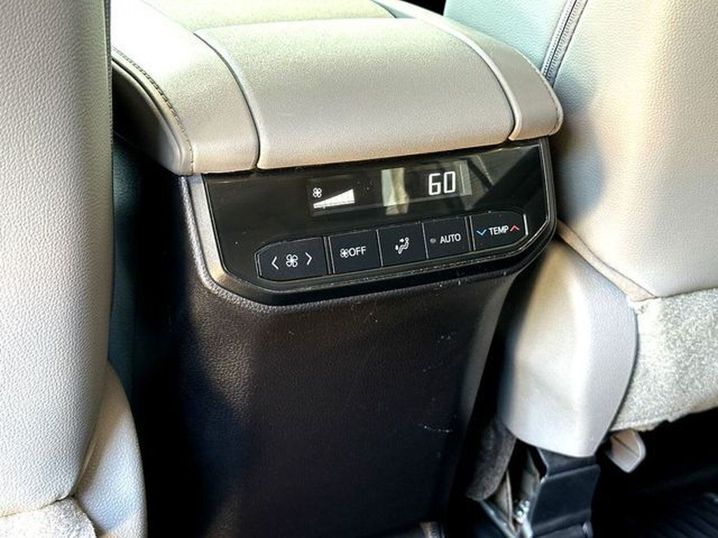 Used 2023 Toyota Highlander Limited FWD image 22