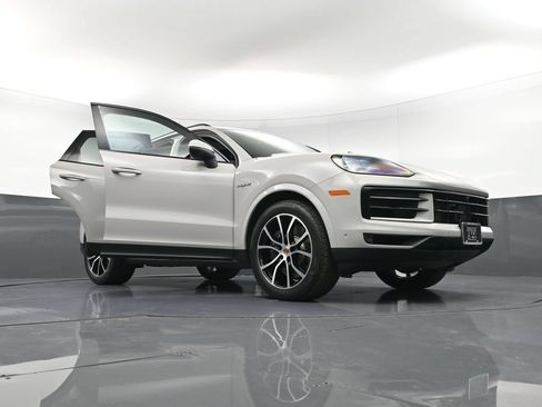 Certified 2026 Porsche Cayenne E-Hybrid AWD/4WD image 37