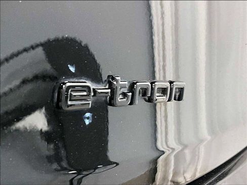 Used 2022 Audi e-tron Premium Plus image 34
