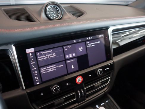 Certified 2023 Porsche Macan AWD/4WD image 18