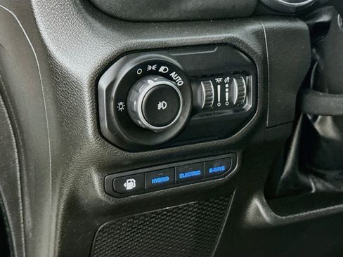 Used 2022 Jeep Wrangler Unlimited Sahara AWD/4WD image 12