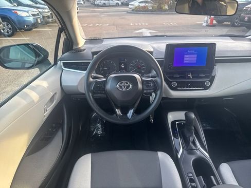 Used 2025 Toyota Corolla LE image 11