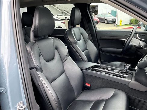 Used 2020 Volvo XC90 T6 Momentum w/ Protection Package Premier image 8