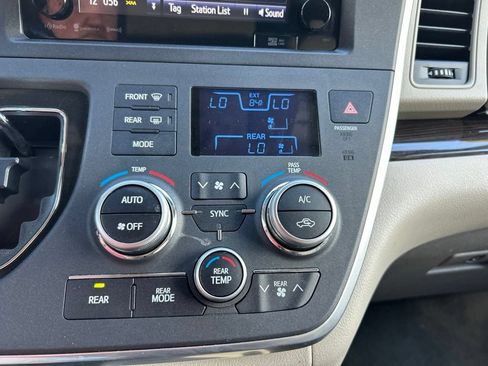 Used 2017 Toyota Sienna XLE Premium FWD image 27