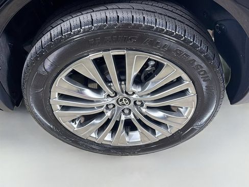 Certified 2024 Toyota Venza XLE AWD/4WD image 9