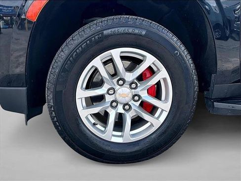 Used 2024 Chevrolet Suburban LT w/ Luxury Package RWD image 10