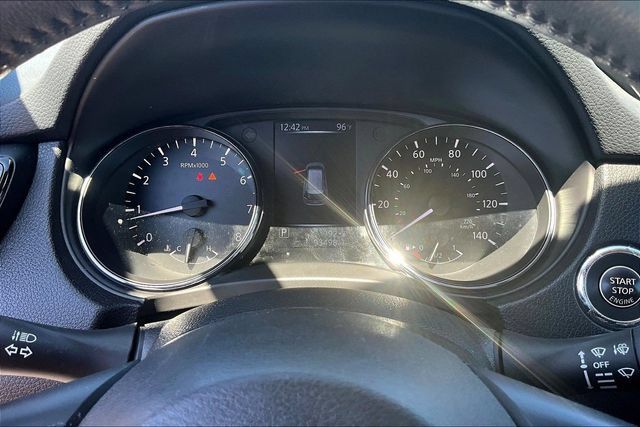 Used 2017 Nissan Rogue SV AWD/4WD image 13