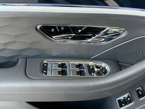 New 2025 Bentley Flying Spur Plug-In Hybrid image 14