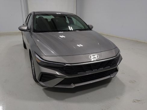 Used 2025 Hyundai Elantra SE w/ Cargo Package image 14